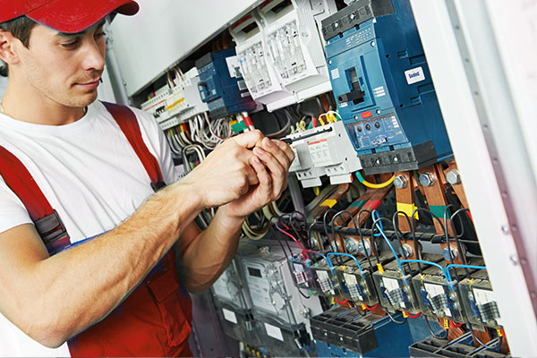Elektroinstallateur am Sicherungskasten